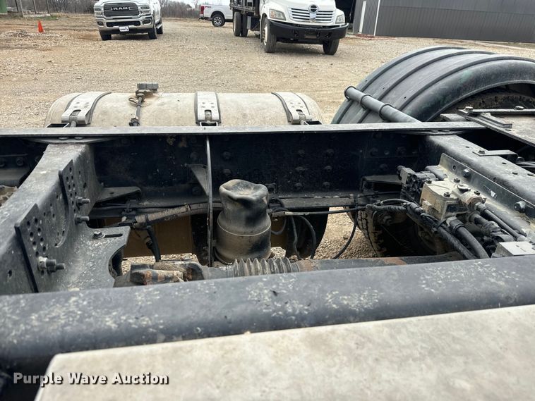 image for item NF9477 2013 Mack CXU613 semi truck