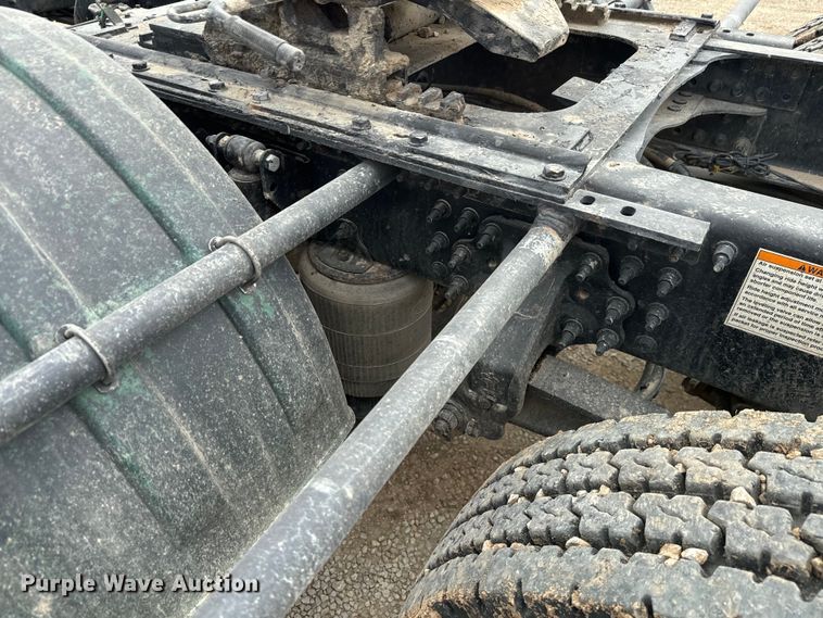 image for item NF9477 2013 Mack CXU613 semi truck