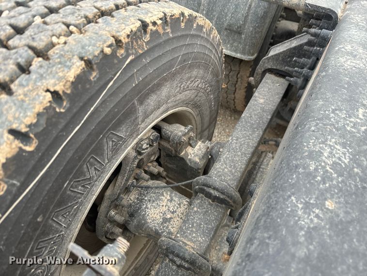 image for item NF9477 2013 Mack CXU613 semi truck