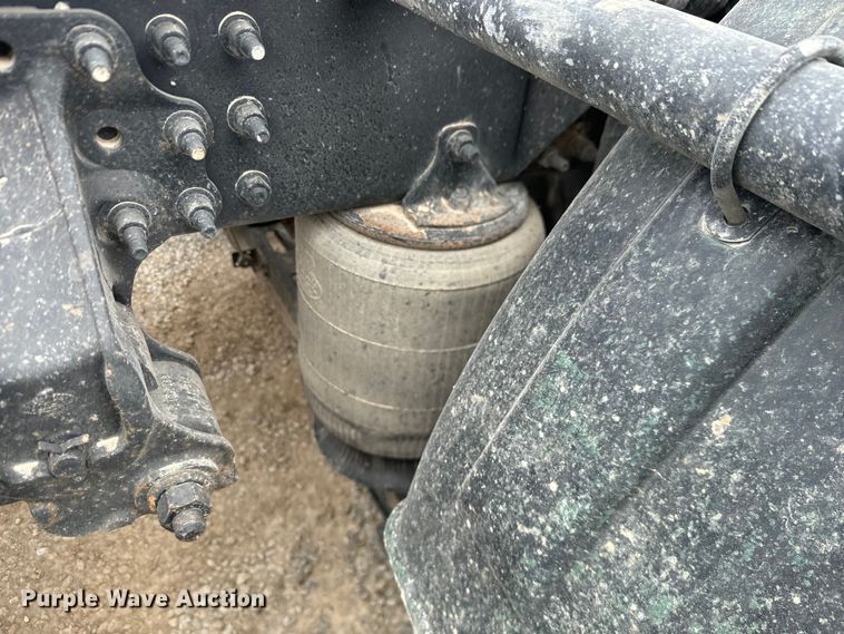 image for item NF9477 2013 Mack CXU613 semi truck