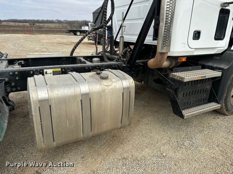 image for item NF9477 2013 Mack CXU613 semi truck