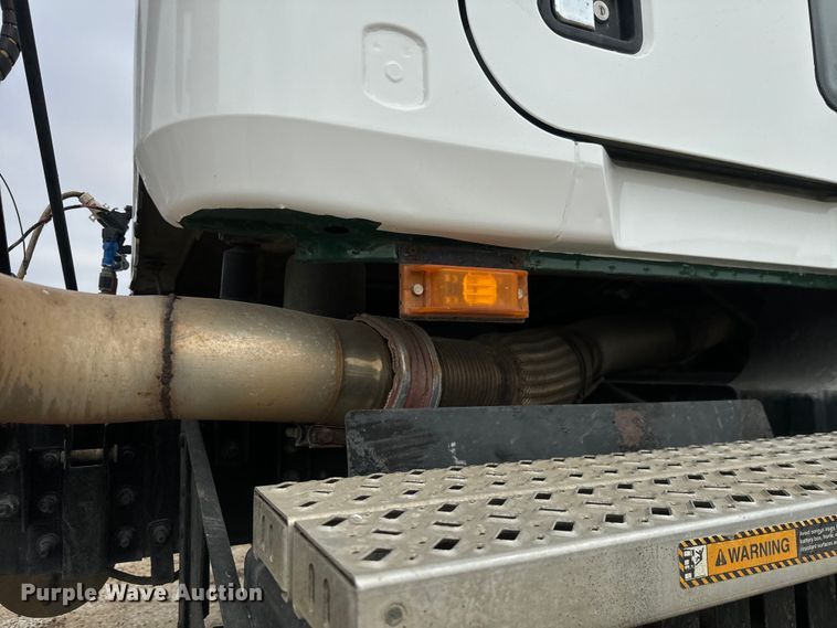 image for item NF9477 2013 Mack CXU613 semi truck