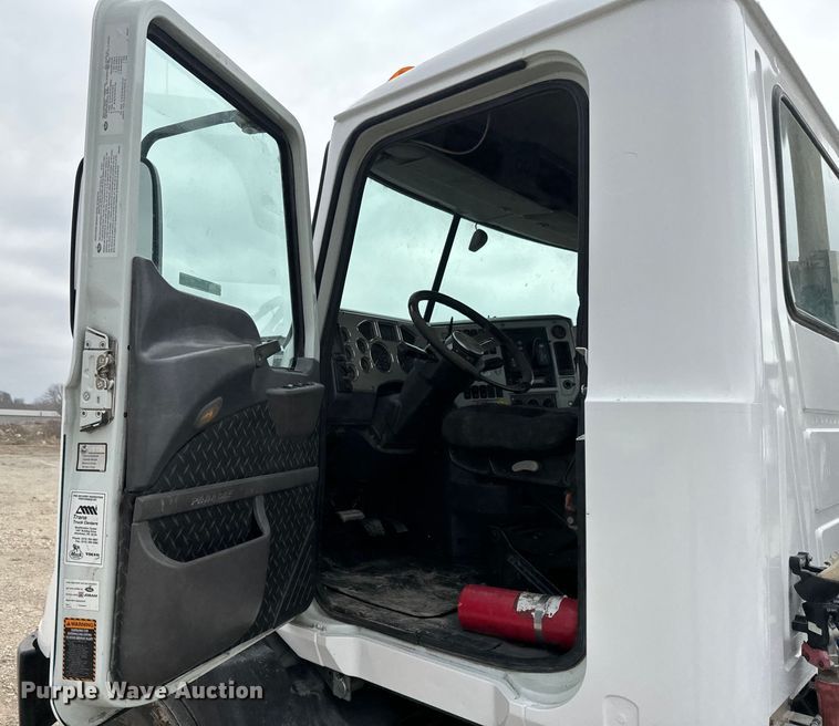 image for item NF9477 2013 Mack CXU613 semi truck