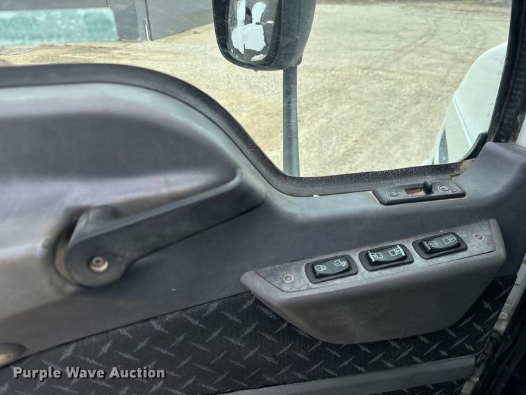 image for item NF9477 2013 Mack CXU613 semi truck