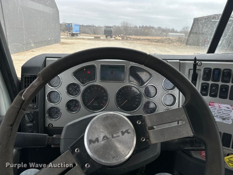 image for item NF9477 2013 Mack CXU613 semi truck