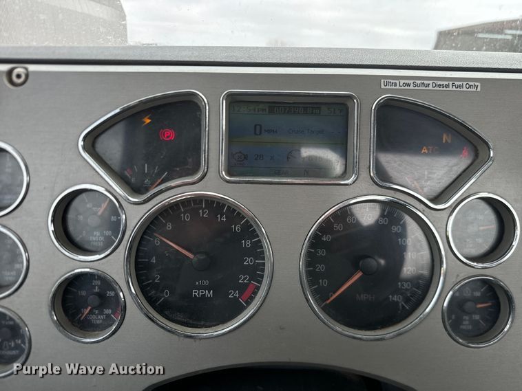 image for item NF9477 2013 Mack CXU613 semi truck