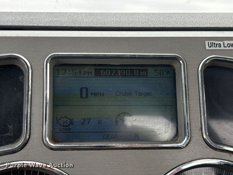 image for item NF9477 2013 Mack CXU613 semi truck