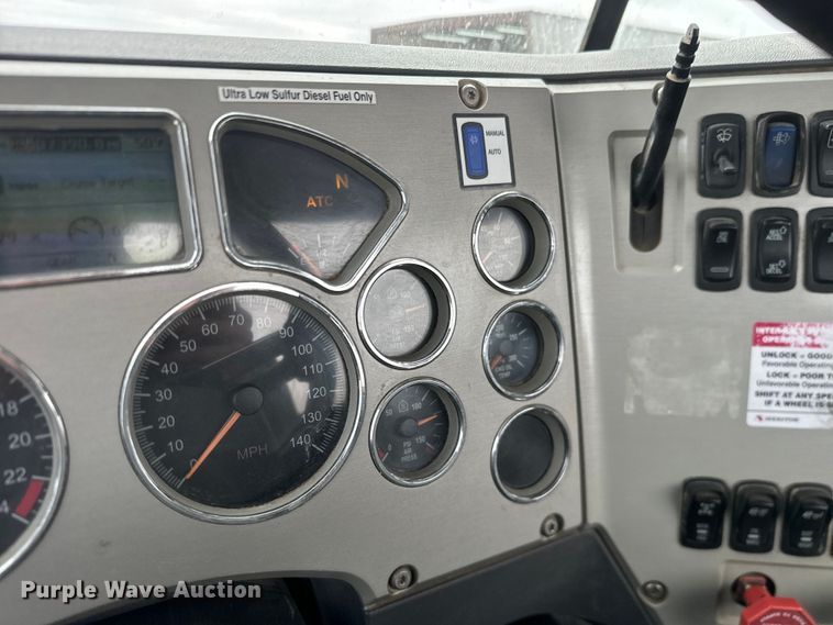 image for item NF9477 2013 Mack CXU613 semi truck