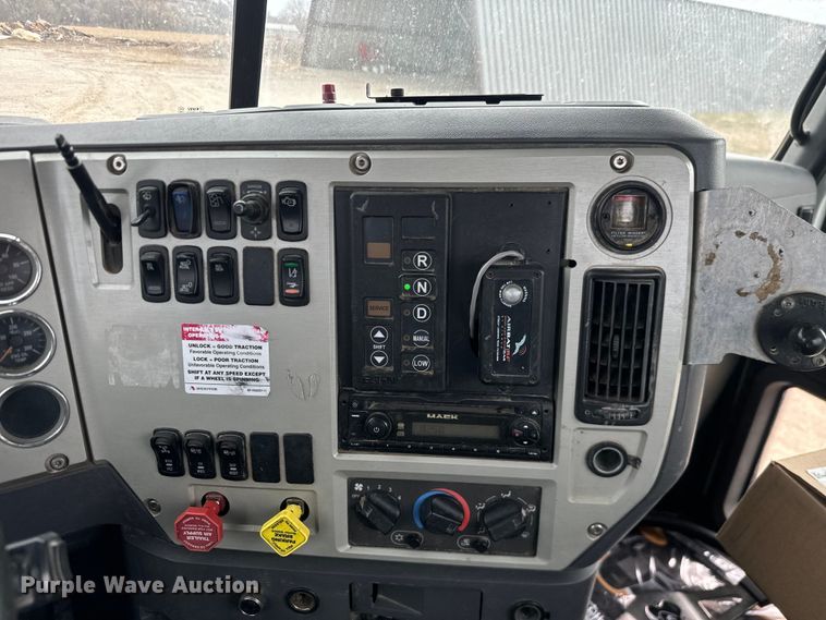 image for item NF9477 2013 Mack CXU613 semi truck