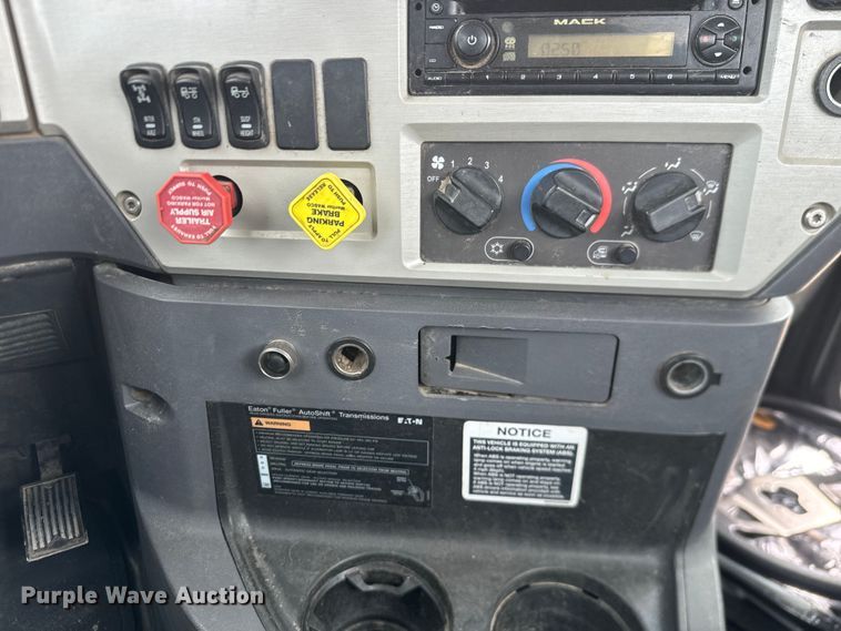 image for item NF9477 2013 Mack CXU613 semi truck