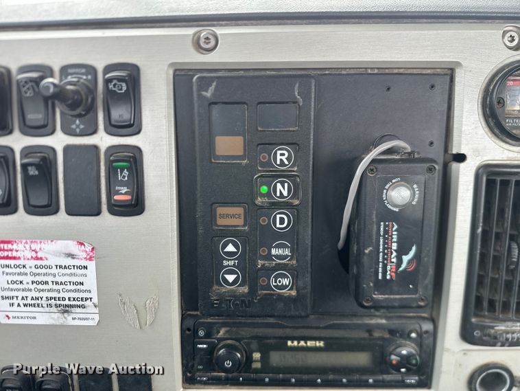 image for item NF9477 2013 Mack CXU613 semi truck