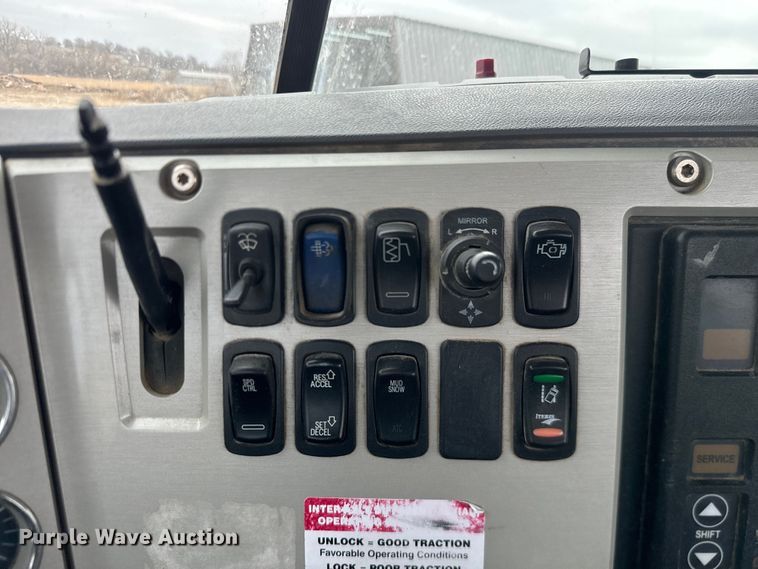 image for item NF9477 2013 Mack CXU613 semi truck