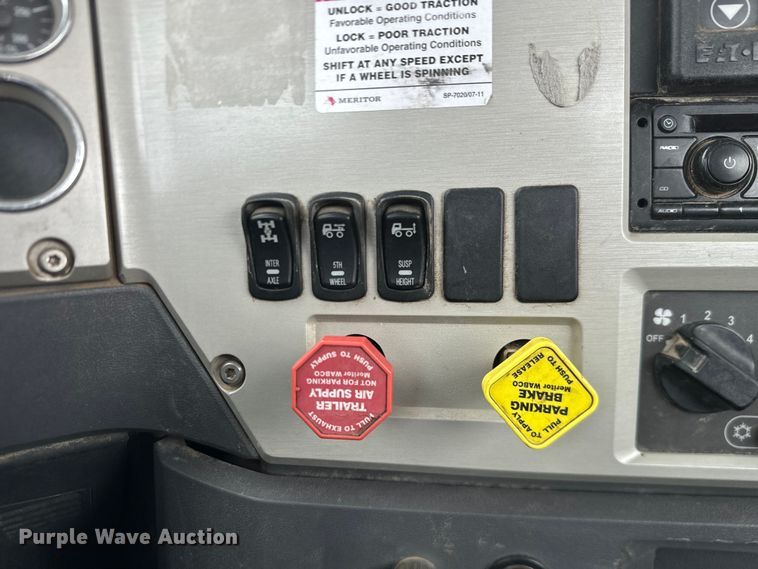 image for item NF9477 2013 Mack CXU613 semi truck