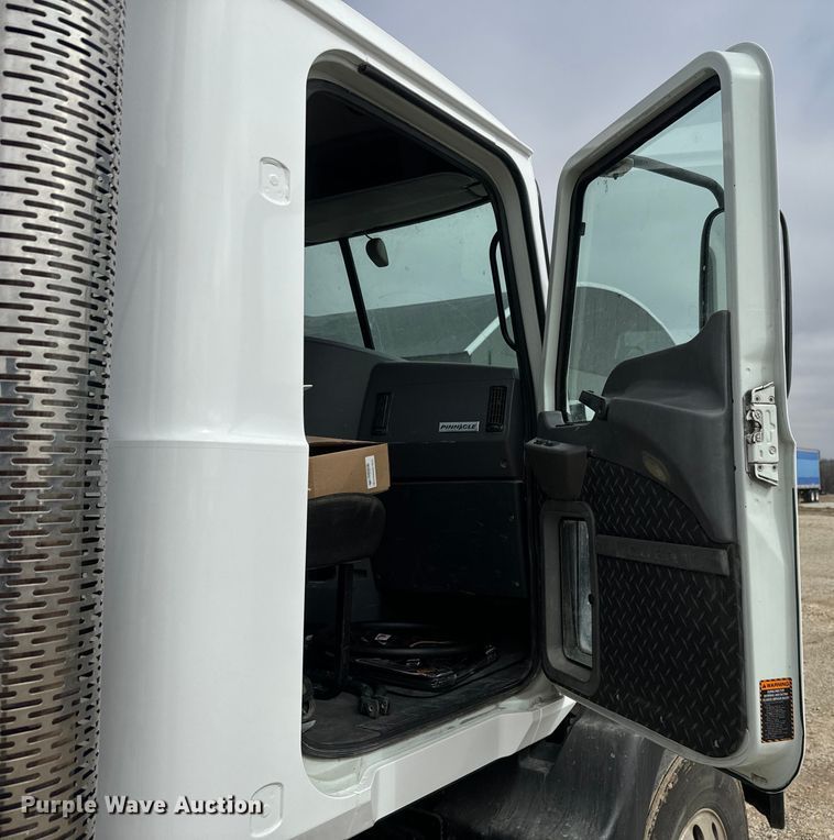 image for item NF9477 2013 Mack CXU613 semi truck