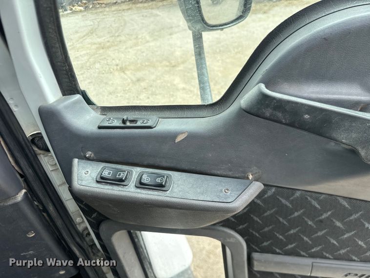 image for item NF9477 2013 Mack CXU613 semi truck