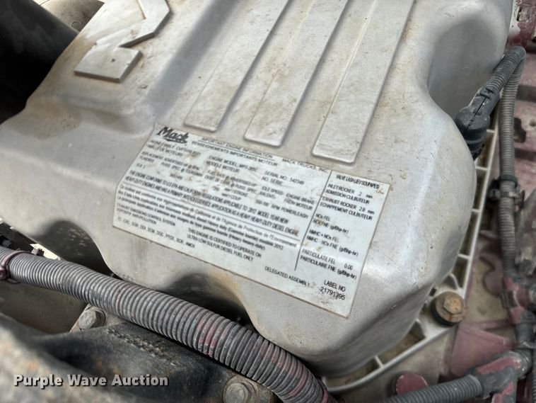 image for item NF9477 2013 Mack CXU613 semi truck