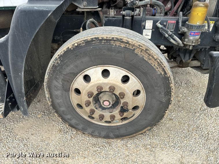 image for item NF9477 2013 Mack CXU613 semi truck