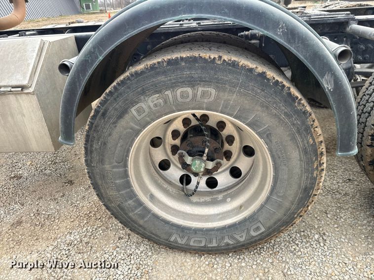 image for item NF9477 2013 Mack CXU613 semi truck