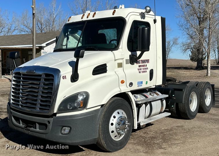 image for item NJ9388 2016 Freightliner  Cascadia semi truck