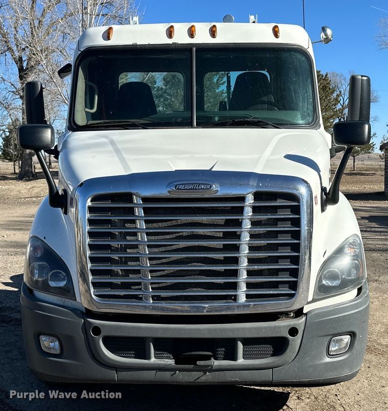 image for item NJ9388 2016 Freightliner  Cascadia semi truck