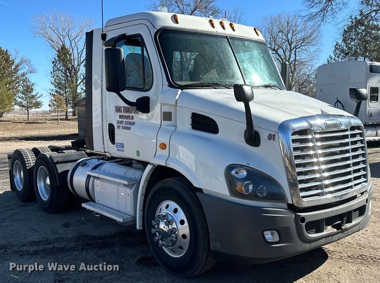 image for item NJ9388 2016 Freightliner  Cascadia semi truck