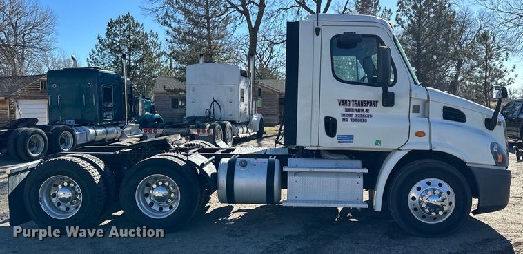 image for item NJ9388 2016 Freightliner  Cascadia semi truck