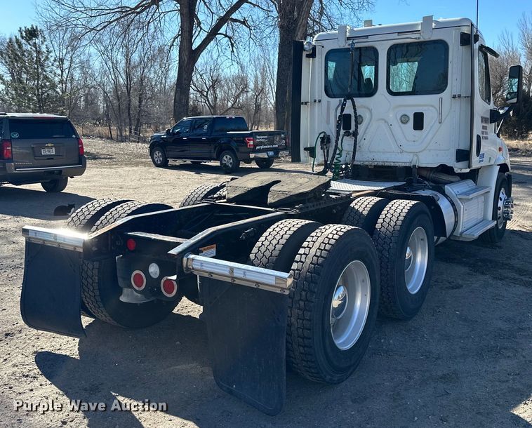 image for item NJ9388 2016 Freightliner  Cascadia semi truck