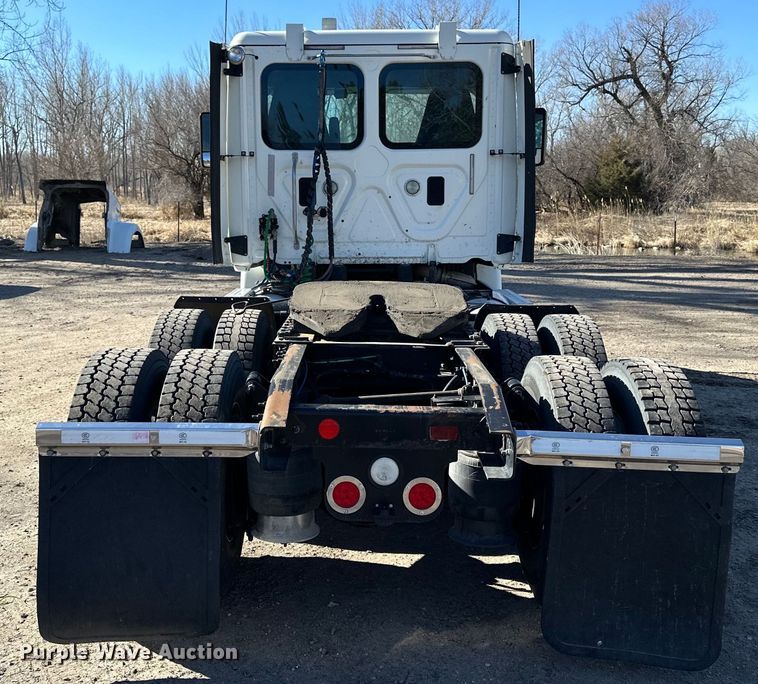 image for item NJ9388 2016 Freightliner  Cascadia semi truck