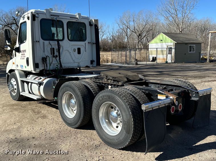 image for item NJ9388 2016 Freightliner  Cascadia semi truck