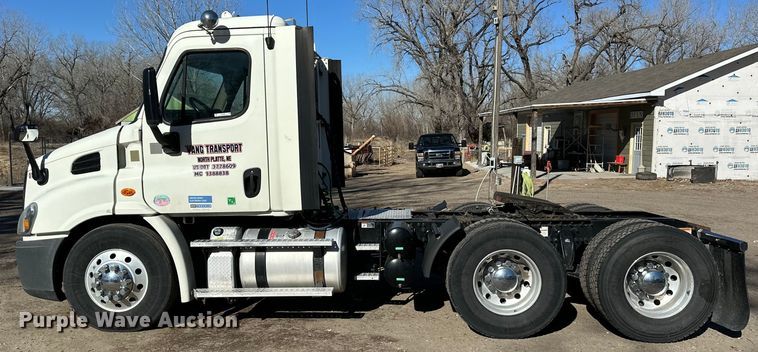 image for item NJ9388 2016 Freightliner  Cascadia semi truck