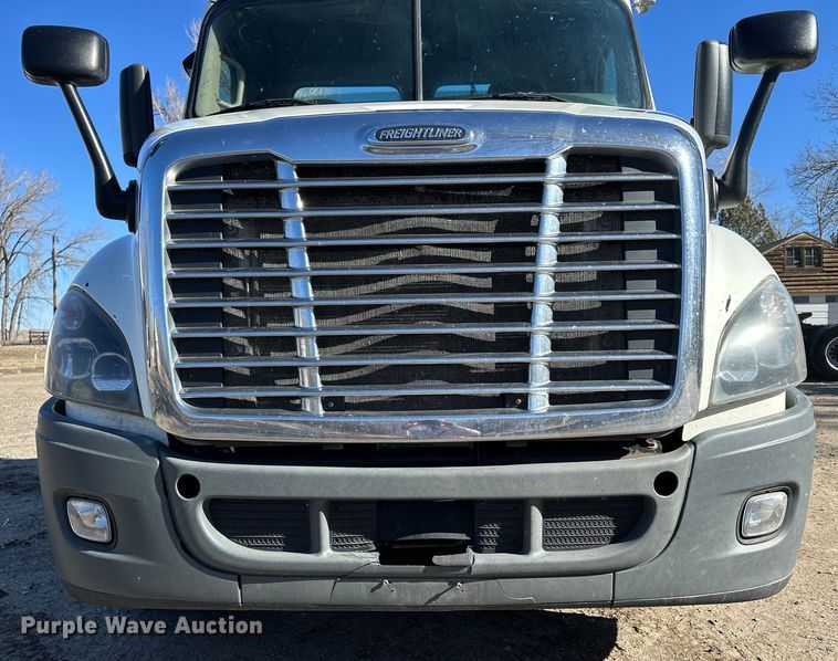 image for item NJ9388 2016 Freightliner  Cascadia semi truck
