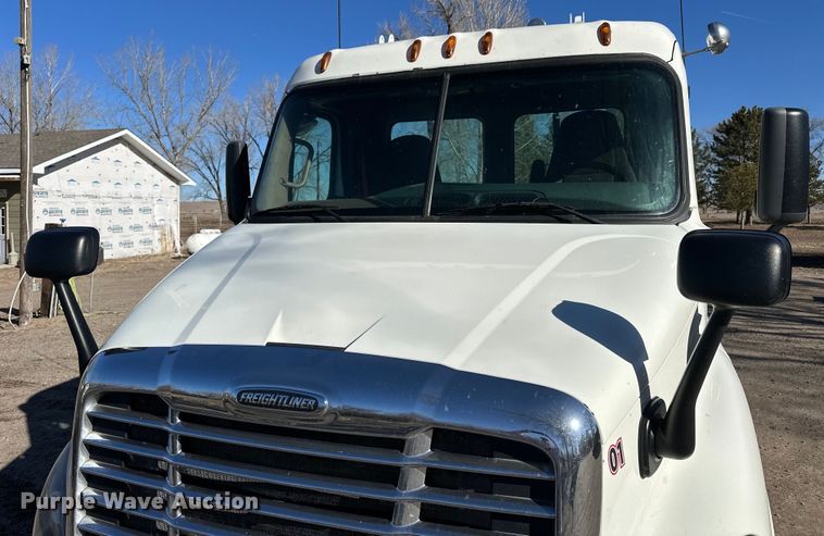 image for item NJ9388 2016 Freightliner  Cascadia semi truck