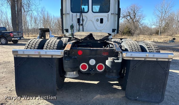 image for item NJ9388 2016 Freightliner  Cascadia semi truck