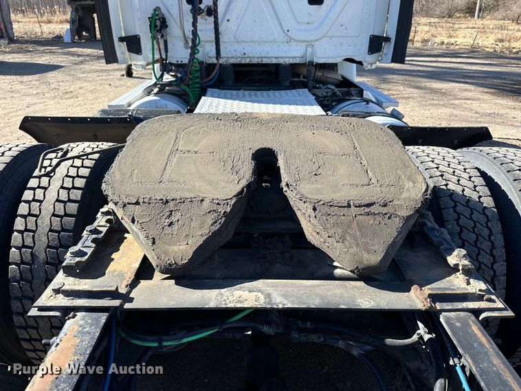 image for item NJ9388 2016 Freightliner  Cascadia semi truck