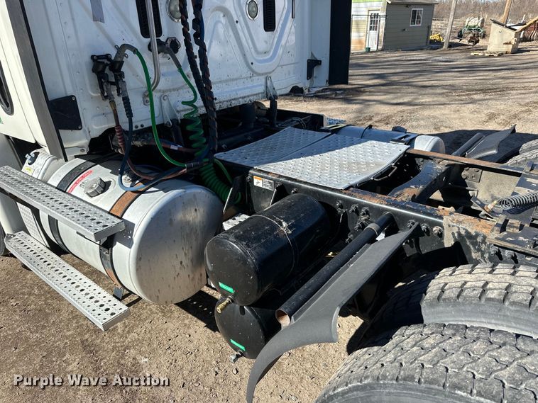 image for item NJ9388 2016 Freightliner  Cascadia semi truck