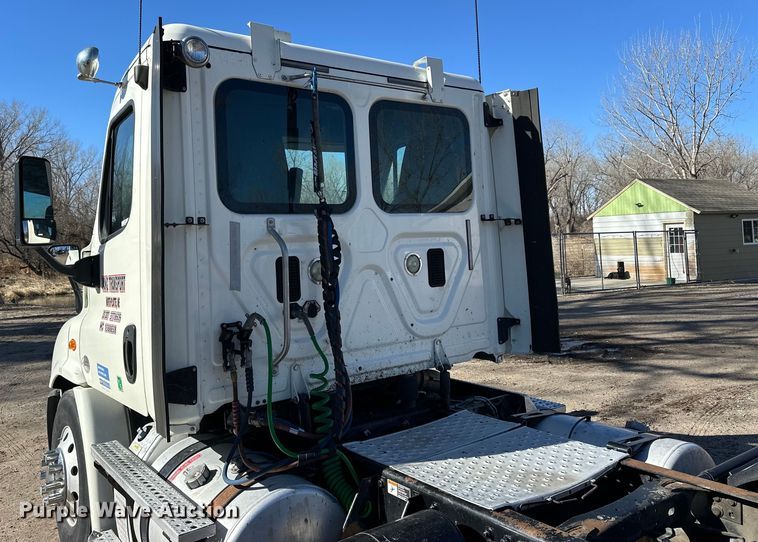 image for item NJ9388 2016 Freightliner  Cascadia semi truck