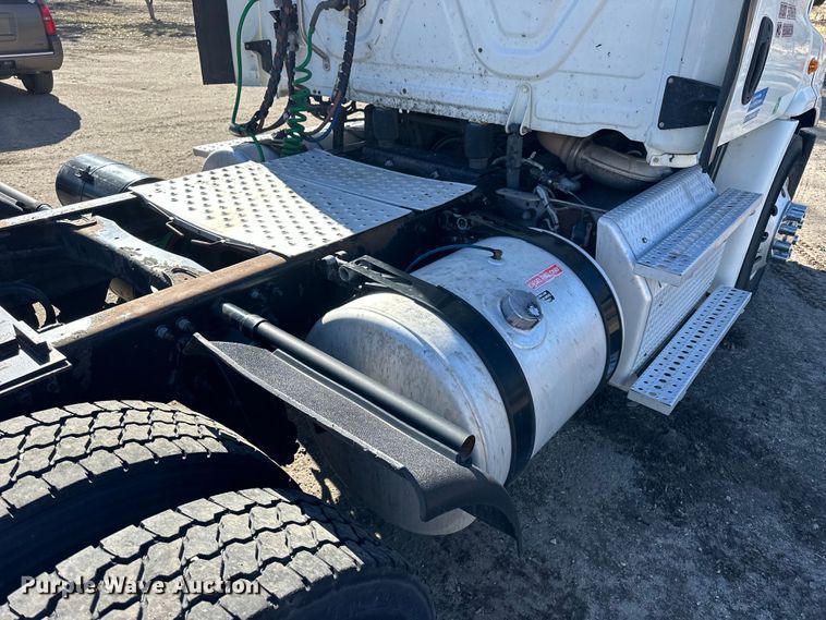 image for item NJ9388 2016 Freightliner  Cascadia semi truck