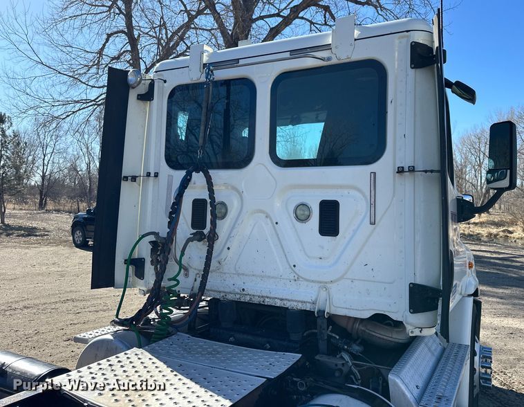 image for item NJ9388 2016 Freightliner  Cascadia semi truck