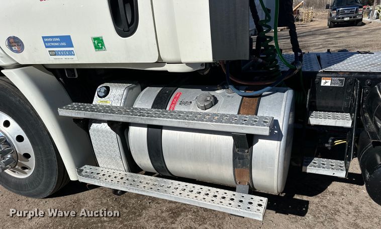 image for item NJ9388 2016 Freightliner  Cascadia semi truck