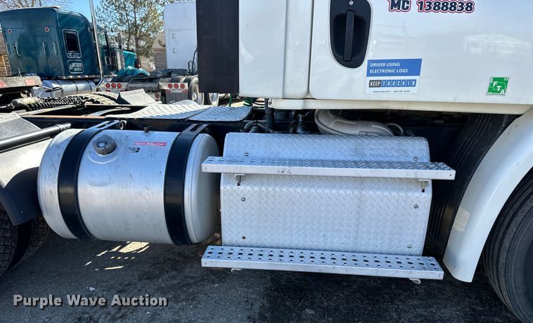 image for item NJ9388 2016 Freightliner  Cascadia semi truck