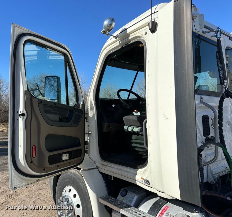 image for item NJ9388 2016 Freightliner  Cascadia semi truck