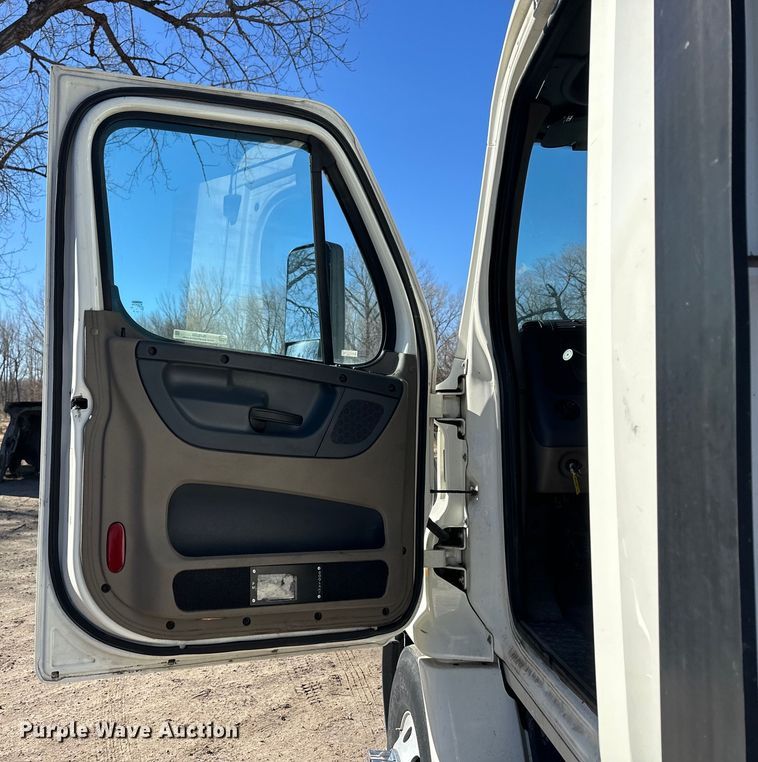 image for item NJ9388 2016 Freightliner  Cascadia semi truck