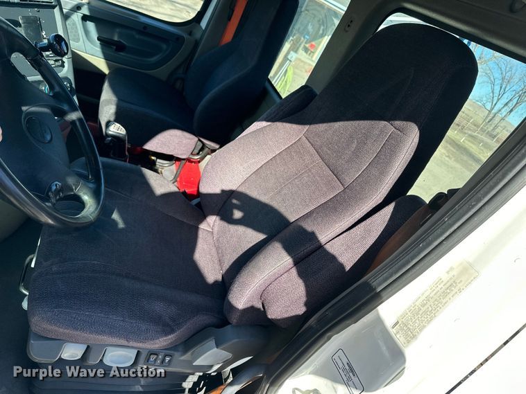 image for item NJ9388 2016 Freightliner  Cascadia semi truck