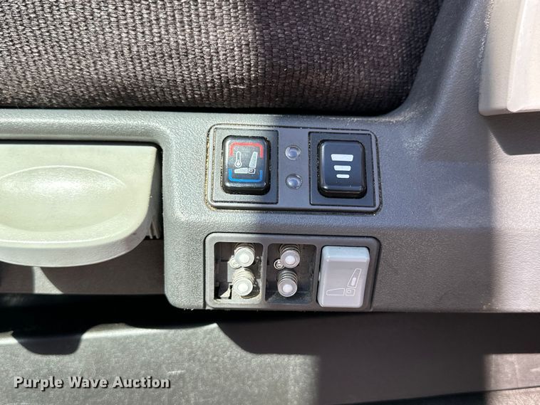 image for item NJ9388 2016 Freightliner  Cascadia semi truck