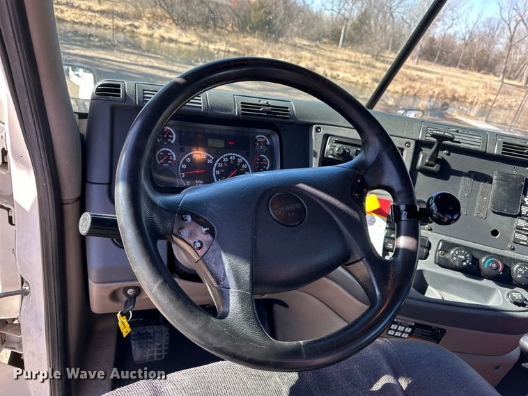 image for item NJ9388 2016 Freightliner  Cascadia semi truck