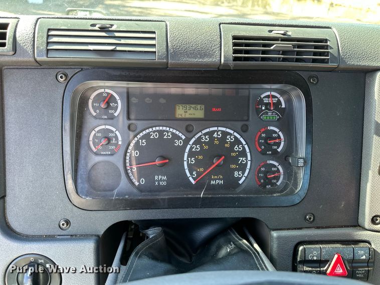 image for item NJ9388 2016 Freightliner  Cascadia semi truck