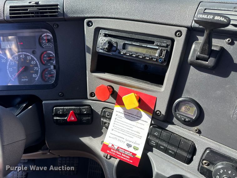 image for item NJ9388 2016 Freightliner  Cascadia semi truck