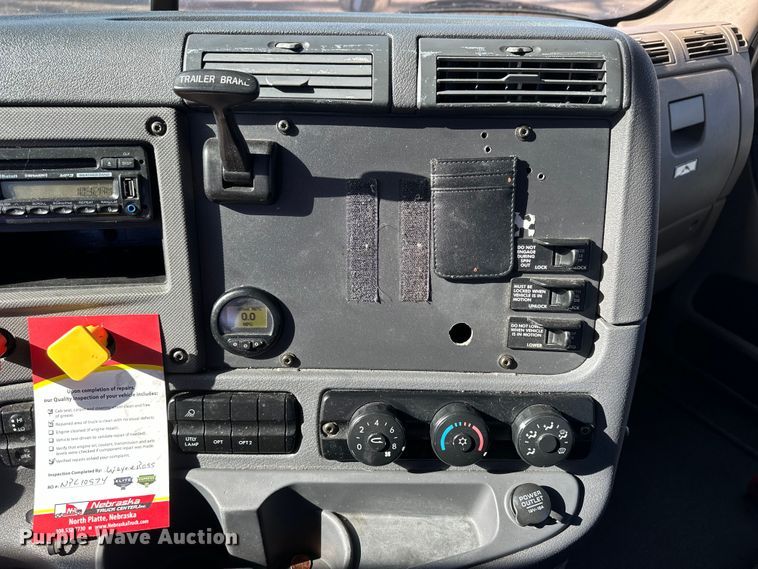 image for item NJ9388 2016 Freightliner  Cascadia semi truck