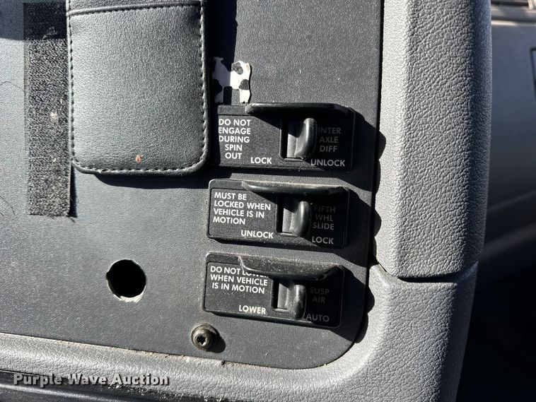 image for item NJ9388 2016 Freightliner  Cascadia semi truck