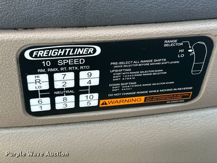 image for item NJ9388 2016 Freightliner  Cascadia semi truck